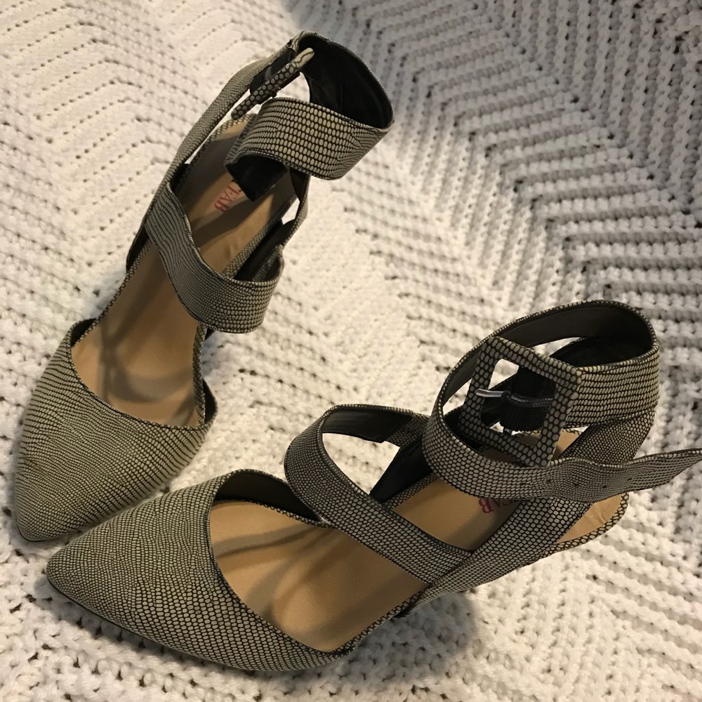 Black&White Strapped High Heels 👠💃🏼